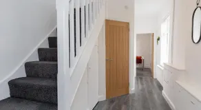 Central 2 to 3BR House, Free Parking, Ideal for Long Stays, Work Crews & Family Trips - Image 3