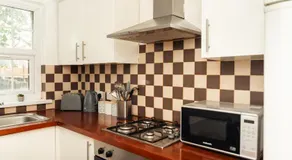 Cosy Urban Family Flat - Zone 2 With Free Parking, 3 mins to Queens Road Peckham station - Long term Availability - Image 3