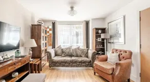 Quayside Home with a Seperate Entertainment Room & Beach Hut - Image 2