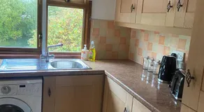 Kingfisher Cosy Lakeside Lodge - Image 4
