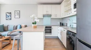 Coastal City Vibes - Stylish 2-Bedroom - Image 2