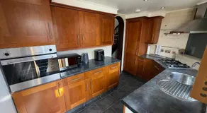 Entire 2 Bed House in London Area - Parking - Sleeps 5 - Image 3