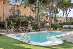 Stor elegant villa med pool och trädgård nära stranden - Image 2