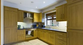 Free Parking Modern 3 Bedroom Apartment - Image 3