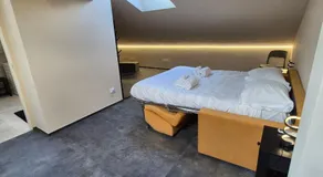 Moderna Mansarda con parcheggio gratuito - Image 2