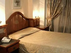 Reinales Plaza Hotel - Image 2