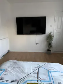 Self-contained en-suite room very close to Wembley stadium - Image 5
