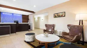 Fairfield Inn & Suites by Marriott Santa Fe - Image 2