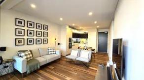 Swanky 2 bed apt with parking - easy city access - Image 2
