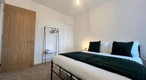 Entire Newly Renovated house -Southampton City - Private Driveway Parking - 4 Bedrooms 5 Beds Sleeps 7 - Great for Friends, Families & Contractors - Image 2
