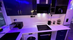 Chic 2 Bedroom Flat - Image 4