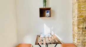 London's Central East End 2 Bedroom City Apartments - Image 4