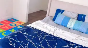 Pretty bedroom with shared bathroom - Image 4
