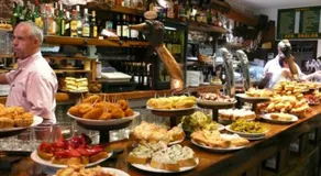 8 min walk to the beach & 10 min walk to Convention Centre ! - Image 3