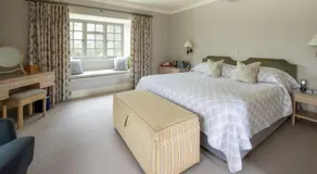 Plumber Manor Hotel - Image 2