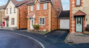 Modern Three Bedroom House Free parking wifi - Image 4