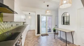 Modern 3-Bed House Nr City Centre & Hospital - Free Parking - Wifi - Free Netflix - Image 3
