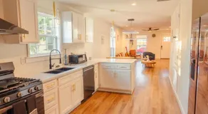 Cozy Downtown Cottage 10 Mins to Pcola Beach - Image 4