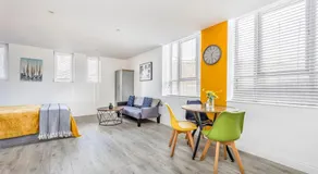 Trendy Studio Apartment - Image 3