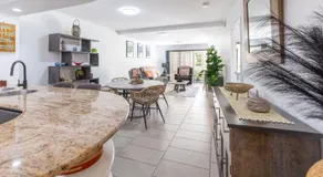 Waterline Direct Poolside Apartment - Image 4