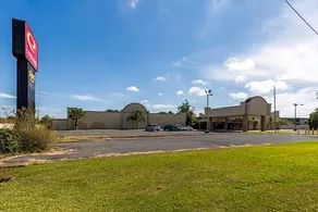 Econo Lodge - Image 4