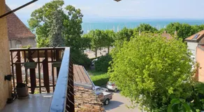 Maison des pêcheurs vue lac a 50m du port dans quartier historique - Image 4