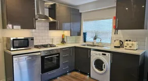 StayZen Apartments - Free Parking & Private Garden Ground Floor Central Woking - Business & Leisure - Image 3