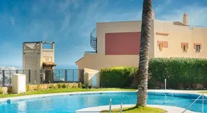 Appartement entièrement équipé avec internet haut débit, terrasse et piscine | Vue plage | Adapté au travail à distance - Image 4