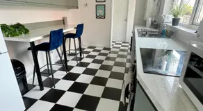 Petal House, Gloucester - Large, Spacious and charming - Image 5