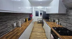 Hertfordshire - Stylish 6BR Retreat, 3 Parking - Image 3