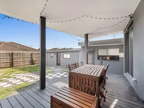Gorgeous 3-Bed House with Spacious Shared Backyard - Image 3