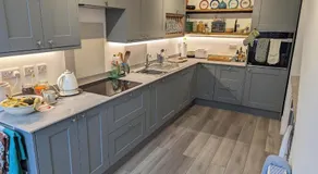 Cliffside is a Cosy Cottage B&B by Cowes Beach - Very big King Size guest BR & a Twin BR too if you book 3 to 4 guests - Image 4