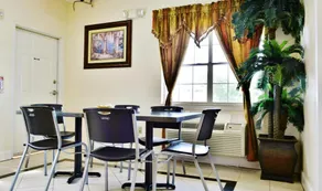 Scottish Inn and Suites Alvin - Image 4