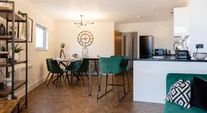 Trendy city centre apartment with free parking - Image 5