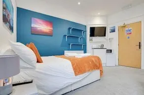 Homesly Guest Rooms, Comfortable En-suite Guest Rooms with Free Parking and Self Check-in - Image 4
