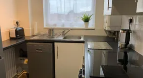 Modern Cosy Warm Home With Free Parking - Image 4