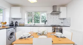 2BR retreat with Driveway - Image 4