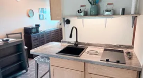 Private Bayou Guest Suite with King Bed, Kitchenette, Carport & Patio - Image 3