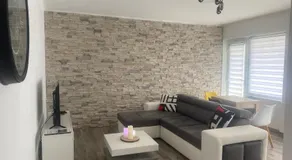 Grand T2 tout équipé centre, spacieux et lumineux, 1 chambre, 1 à 4 pers, possible 5 pers avec lit d'appoint et draps supplément de 20 euros, clim, wifi, balcons, parking gratuit sur place, option parking privé disponible en été 5 euros par jour - Image 2