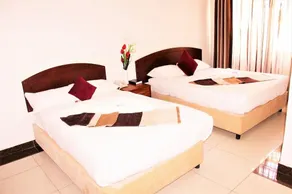 Dlux Hotel - Image 2