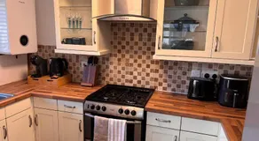 Cozy & Self Contained Garden Bungalow - Image 3