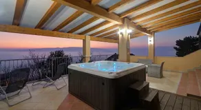 Seabreeze Apartments with Shared Jacuzzi - Image 3
