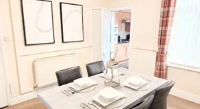 Amazing 3 Bedroom Property, smart TV, 5G WIFI, Free on street parking, close to city center and MKM Stadium - Image 4