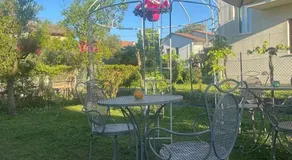 Parrot House - Image 4