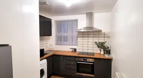 Cozy 2 Bedroom Apartment - Image 3