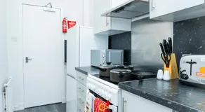 Court Street by CENTRAL SERVICED APARTMENTS - 2 Bedroom - Ground Floor - 2 x Double Beds - Free Street Parking - Fully Equipped - Short & Long Term Stays Available - Contact Us for your Requirements - Image 5