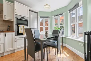 #48 Royal Leamington stylish - Sleeps 8 - 5 mins to Jephson Gardens - "Perfect for Contractors and Families - Free Parking" - Image 3
