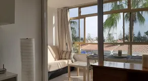Charmant appartement avec piscine, jardin et internet haut débit | Vue ville - Image 2