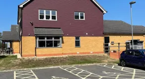 Spacious Amazing Luxury En-suite double room with free parking in a two bedroom apartment - Image 4