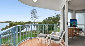 Stunning Rooftop Retreat with Private Jacuzzi on the Maroochy River - Image 2